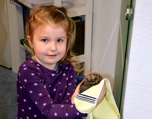 Tochter Lilly kümmert sich  auch um die kleinen Tiere