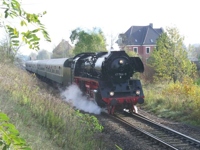 41 1144-9 Ausfahrt aus dem Bhf Theißen 18.10.2014