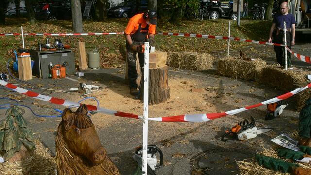 Holzschnitzer bei der Arbeit