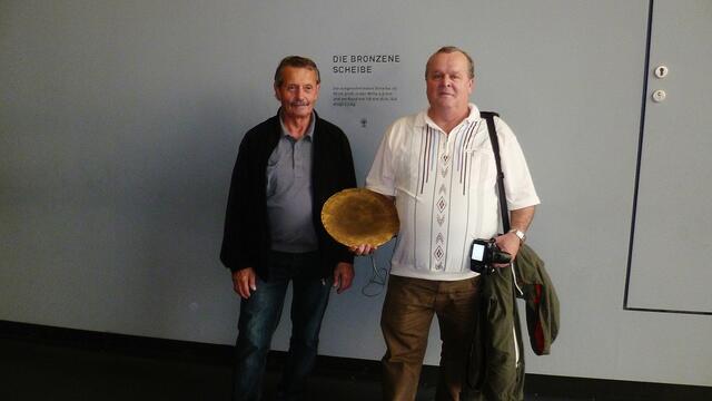 Roland und Lothar mit dem Rohling der Himmelsscheibe / Zwei Bürgerreporter - Auf der Spur der Himmelscheibe von Nebra !
