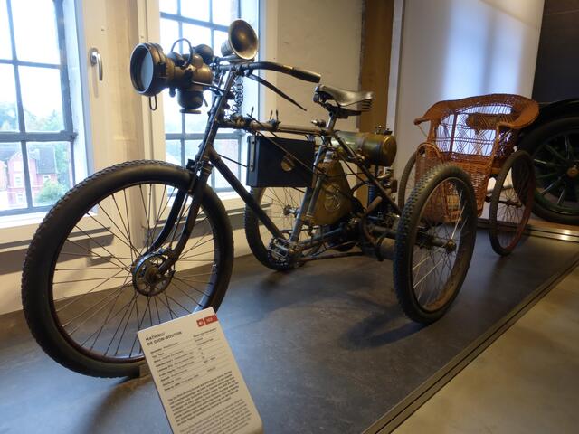 Die ersten motorisierten Fahrzeuge.
