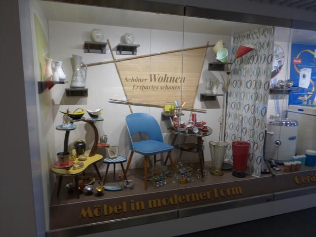 So sahen die Möbel in den 60ern aus. Wer diese Jahre mitgemacht hat "hatte Tränen in den Augen"