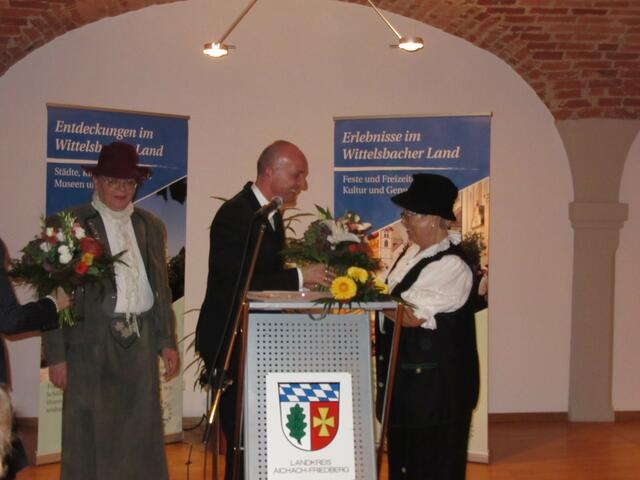 Barbara Kurz und Christa Thiele bekamen Blumen von Landrat für ihren Vortrag als "Krampfadergeschwader" aus Kissing.