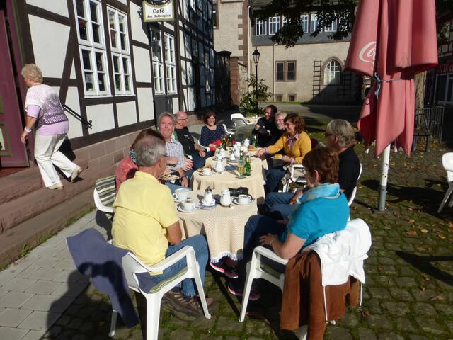 Ein schöner Mittag in der Sonne hinter dem Rathaus. Und das Mitte Oktober.