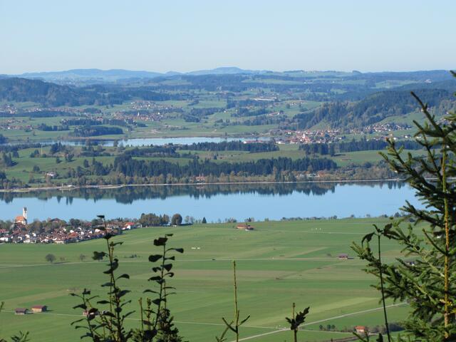 Im Hintergrund ist der Hopfensee zu sehen.