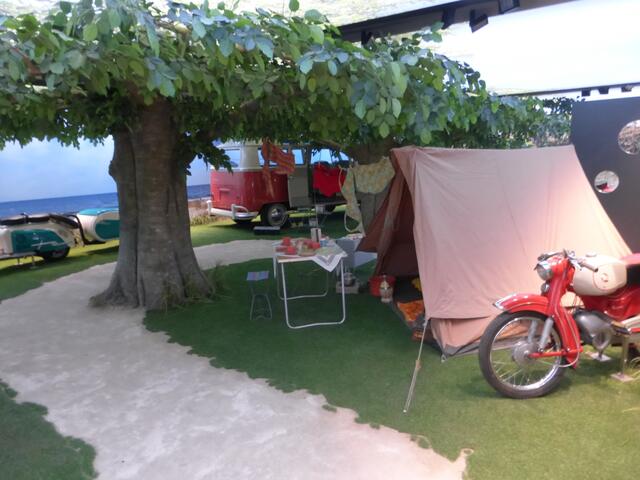 Das Zelt und die Bikinis zum Trocknen.