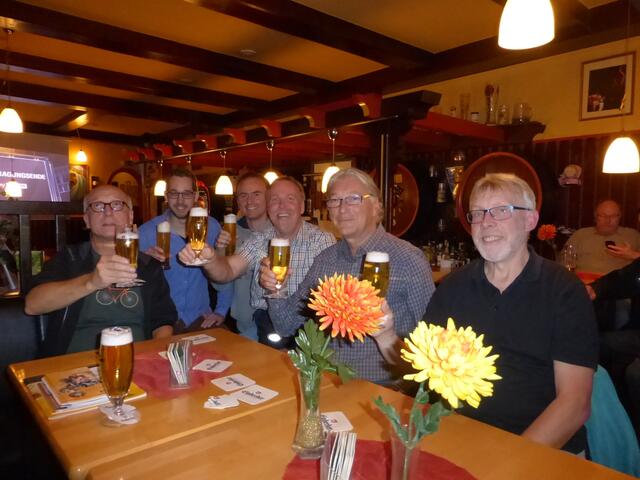 Die Männerrunde beim Bundesliga sehen in der Ur-Bockk 66 Kneipe.