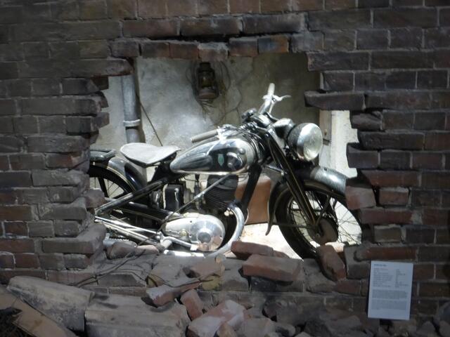 So bitter diese Zeit war, aber im Museum sehr gut gemacht. Auch die Geräusche sind zeitnah.