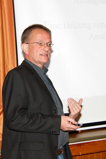 Axel Münte bei seinen fachlichen Ausführungen zu Photovoltaikanlagen beim jüngsten Haus & Grund Stammtisch.