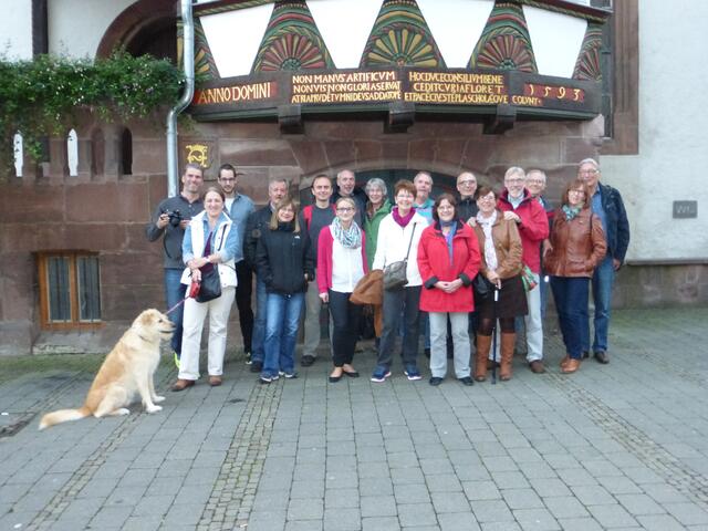 Die Otzer Triathleten mit ihren Frauen und Freundinnen mit Hund Oskar vor dm Rathaus in Einbeck. Gleich beginnt die Stadtführung "Helles Bier & dunkle Schatten"!