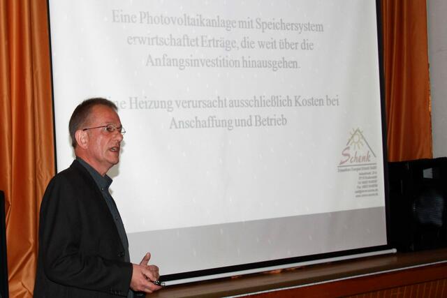 Axel Münte bei seinen fachlichen Ausführungen zu Photovoltaikanlagen beim jüngsten Haus & Grund Stammtisch.