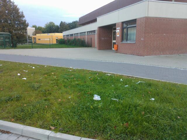 Gronau_Müll 15.10.14 .Seit Monaten gemeldeter Müll u.A. vor Sporthalle, an Parkplätzen, Wegen und Flußufern. Z.B. mit Sportübungsleiter/innen  und Verwaltung mal ein ernstes Wort sprechen!? _ http://www.myheimat.de/gronau-leine/politik/gronau_leine-sg-buerger-gestalten-mithgeldverschwendung-u-schuldenhaeufung-2-kanian-feuerwehrzufahrt-muss-unbedingt-strassenartig-ausgebaut-werden-d2513208.html