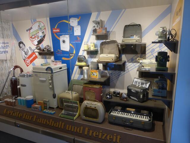 Diese alten Geräte waren mal modern, für junge Leute unvorstellbar.