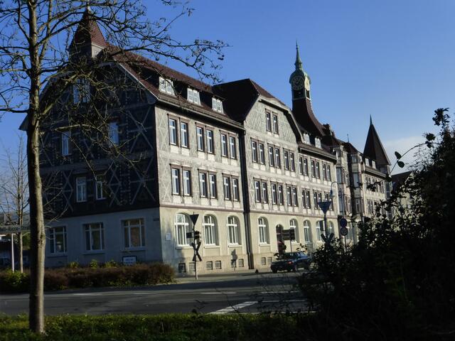 Die alte Kaserne ist jetzt das neue Rathaus. Aber um die Jahrhundertwende war es die Fahrradfabrik Stukenbrok.