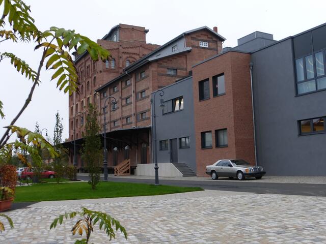 Im ehemaligen Kornspeicher ist jetzt die weltweit größte Sammlung deutscher Motorräder und Klein- und Kleinstwagen gelagert.