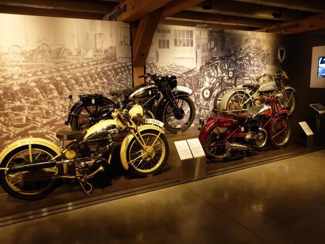 Da schlägt der Motorradfans höher. Solch alte Maschinen so schön erhalten.