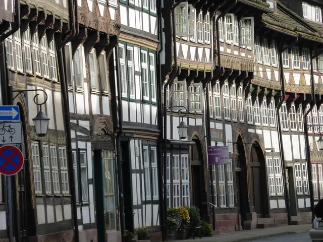 In diesen Häusern ist das Taperzieren nicht so einfach. Gerade Wände hat man bestimmt nicht.