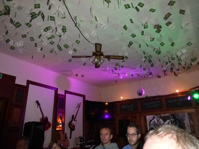 In der Musikkneipe steckten einige Bierdeckel in der Styropordecke.