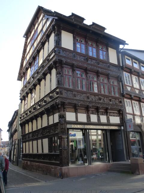 Das Haus wurde innern entkernt und recht teuer saniert. Es sieht aber schön aus.