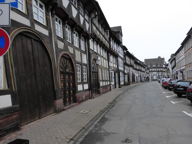 Die Breite der Straße war früher schon so. Die Fuhrwerke mussten ja in die engen Tore hinein kommen.