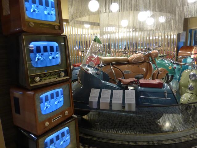 Wo haben die bloß die ganze alten Fernseher und Radios her?