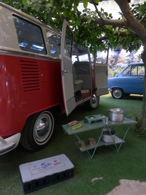 Die Kochstelle und die Campingtische.