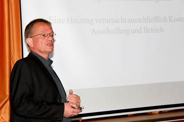 Axel Münte bei seinen fachlichen Ausführungen zu Photovoltaikanlagen beim jüngsten Haus & Grund Stammtisch.