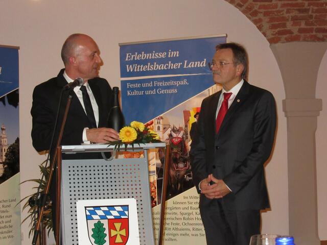 Laienspielberater Michael Schmidberger und Landrat Dr. Klaus Metzger.
