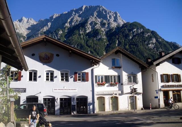 Das Karwendelgebirge hinter den Häusern sieht einfach prächtig aus