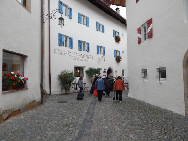 Und zieht ins Hotel Rode Wenzer ein
