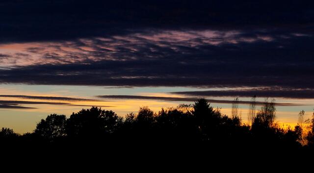SOMMER ade... auch der Herbst malt wundervolle Himmelsbilder. Langsam beginnt die dunkle Jahreszeit. Zum Abschluss meines zweiten Sommerrückblicks schauen wir hinüber in den Oktober...Sonnenuntergang Burgwedel 19. Oktober 2014.