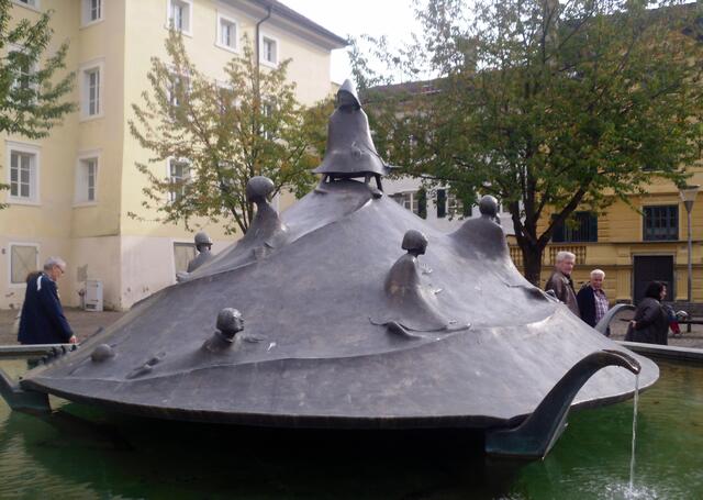 Der Brunnen auf dem Platz mit Trinkwasser?