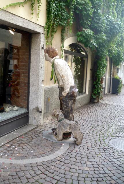 Wenn in den Gassen nieman ist. Er ist bestimmt mit seinem Hund beim Schaufensterschauen