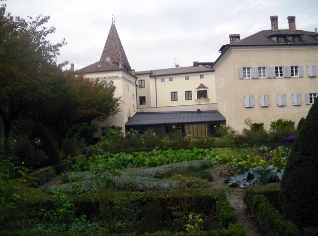 Im Hofgarten ist Gemüse angebaut. Ein richtiger Klostergarten