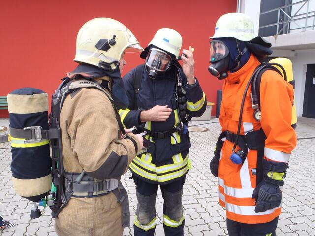...Besprechung vor dem Einsatz: Ralf Miesner, Stefen Schultze, Marc Schultze,....