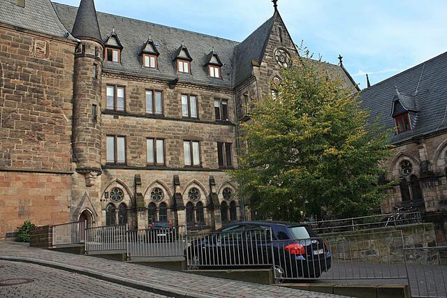das ist das erste Gebäude der Philipps Universität, wurde 1520 gebaut und war die erste protestantische Uni auf der ganzen Welt.