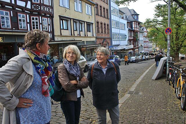 v.l.n.r.  Frau Ulrike Eickhoff, Frau Rosi Beckmann, Frau Ulrike Tadge bei der Stadtführung