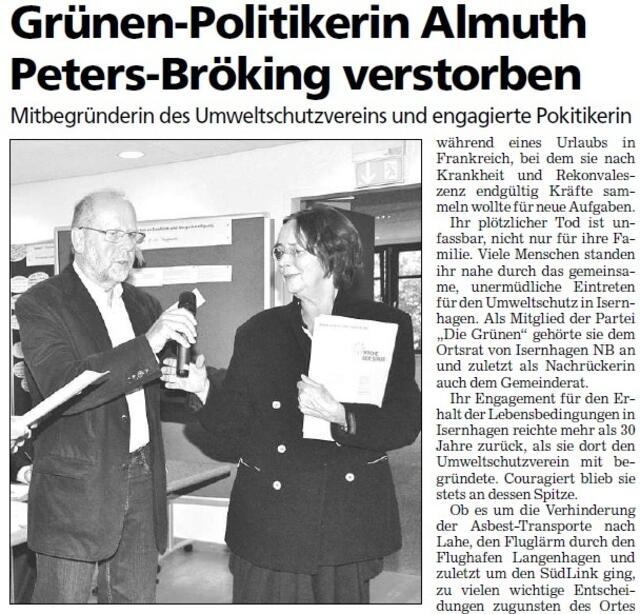 Ihr letzter Auftritt vor großem Publikum: Zusammen
mit Siegfried Lemke übergab Almuth Peters-Bröking
die Resolution der „Grünen“ zu der umstrittenen Starkstromtrasse. | Foto: Foto: Renate Tiffe