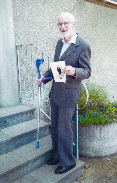 25) 31028Gronau: Realschule GeorgSauerwein, : Schüler Gerhard Willmann, 1930-1936. Vor dem Portal am 12.07.14 , 94jährig ! | Foto: Willmann