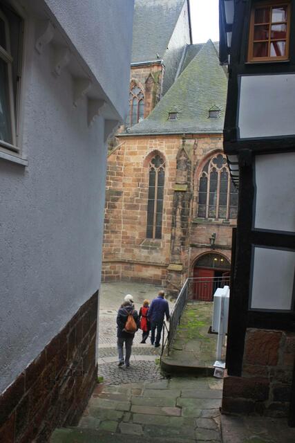der Blick geradeaus fällt auf die Universitätskirche