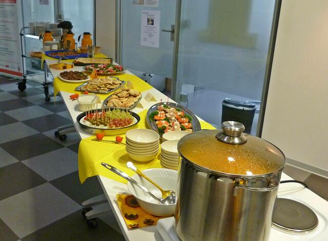 Das kalte Buffet mit einer leckeren Kürbissuppe