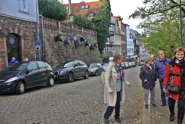 Der Steinweg heißt deshalb so, weil er im Mittelalter die einzige  gepflasterte Zufahrt zur Oberstadt war.Auf der Mauer links ist das Brüder Grimm Märchen: "die 7 Geislen und der Wolf "dargestellt