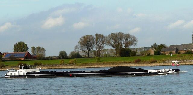 Rheinaufwärts! Importkohle, "Billigkohle", unter z. T.  frühkapitalistischen, menschenunwürdigen Bedingungen "gewonnen".