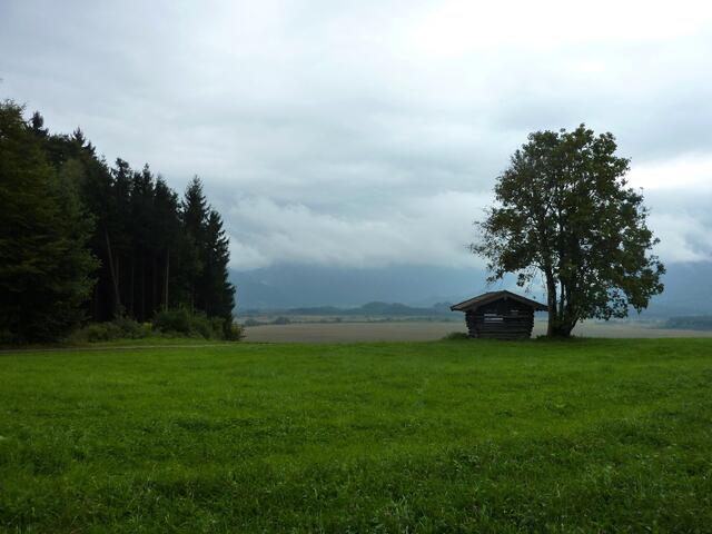 So sieht es hier am Aussichtsstadl bei bedecktem Wetter aus: Die Berge sind in Wolken verhüllt.