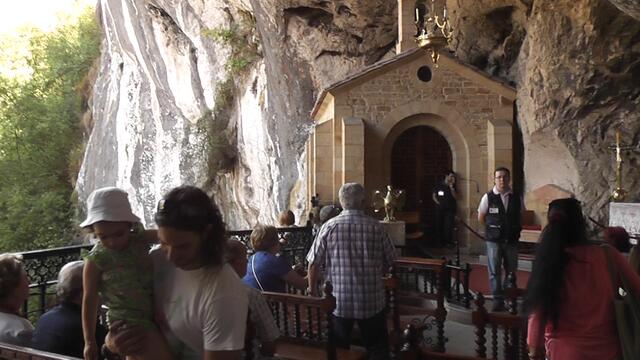 DIE HEILIGE GROTTE VON COVADONGA