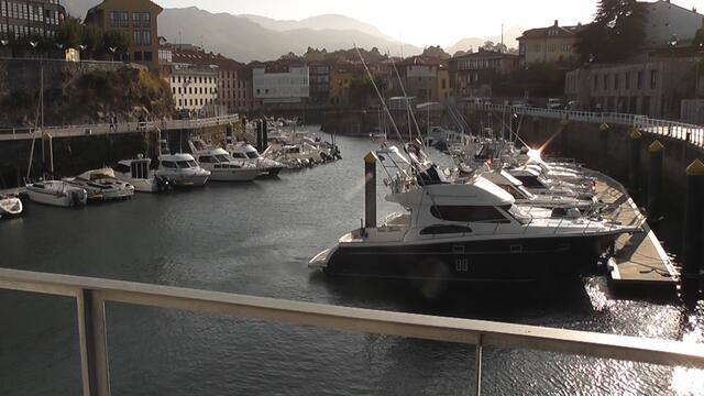 HAFEN VON LLANES IM ABENDLICHT