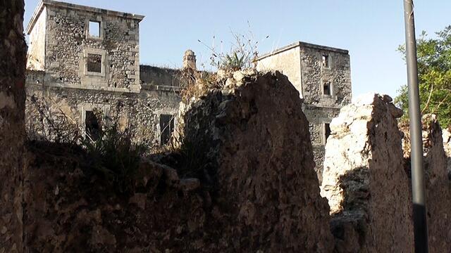 ALTE STADTMAUER UND PALAIS-RUINE