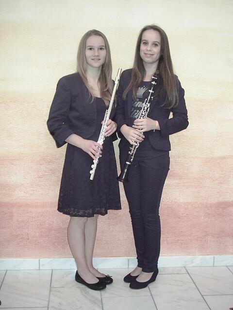 Das erfolgreiche Duo Julia Mathes (Flöte) und Maren Baier (Klarinette) konnte beim Wettbewerb mit 99 von 100 möglichen Punkten das beste Ergebnis des Tages erzielen.