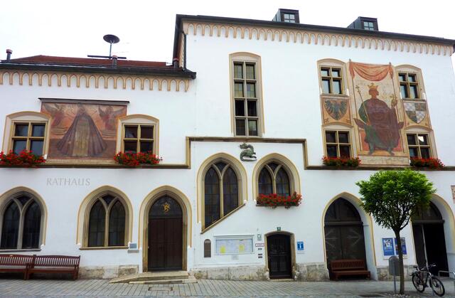 Das Rathaus ist mit seiner Lüftlmalerei ein echter Hingucker.