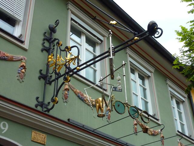 Für dieses Schild haben sich der Optiker und der Zahnarzt in diesem Haus zusammengetan.